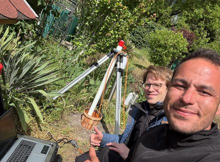Dichtwehr-Techniker bei der Dichtheitsprüfung in einem Kleingarten Berlin