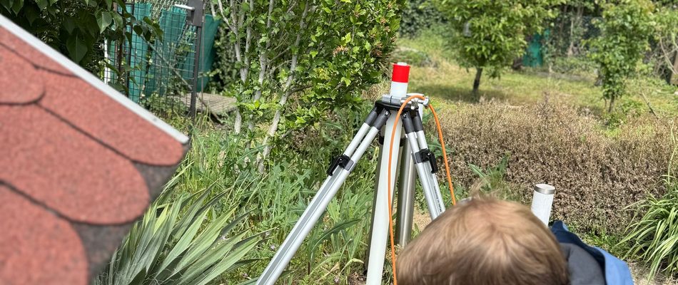 Dichtwehr-Techniker bei Dichtheitsprüfung Kleingarten Berlin – Laptop und Prüfequipment